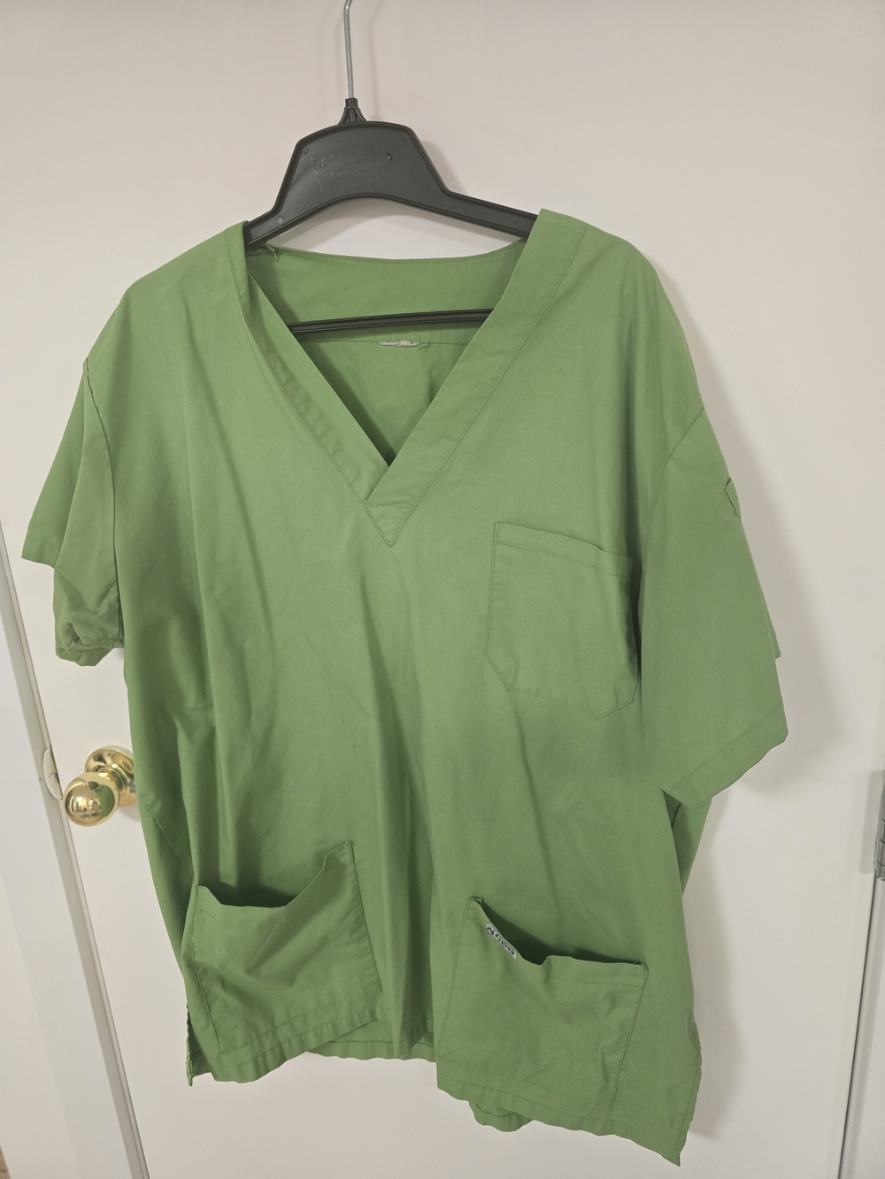 Men's Lightweight Green V-Neck Scrub Top with Pockets